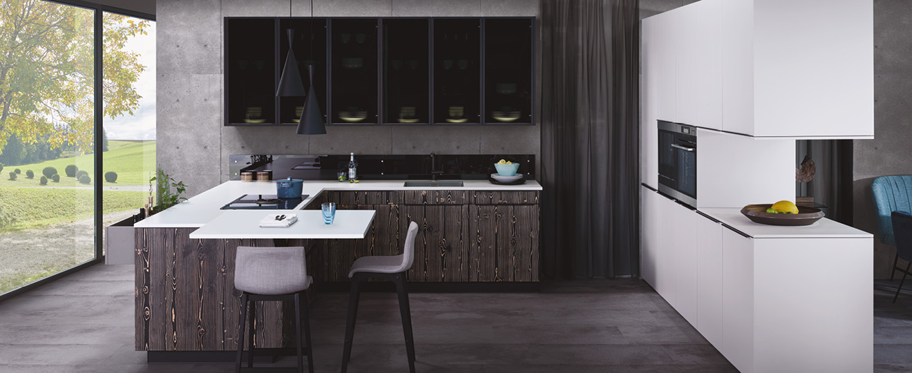 Moderne Küche mit dunklen Holzfronten