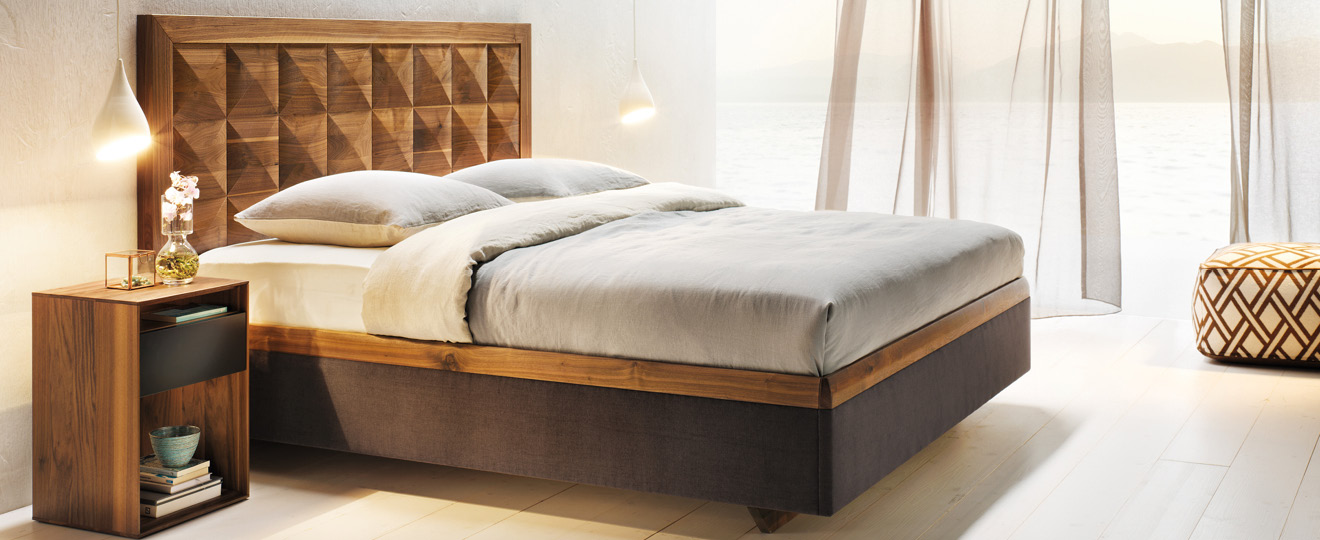 Braunes Holzbett mit Quadratmuster in modernem Schlafzimmer